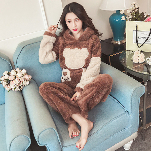 Πλούσια πιτζάμες από δύο κομμάτια σε καφέ χρώμα