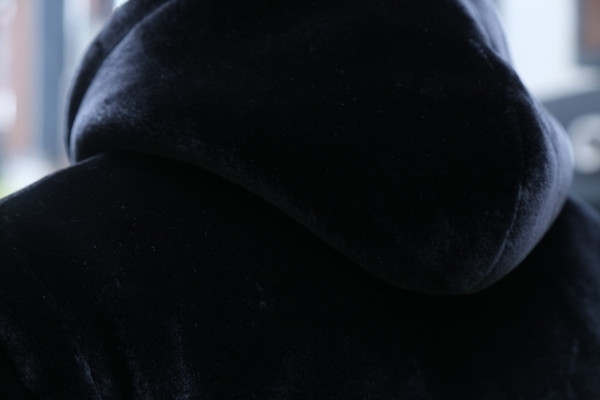 Ανδρική κομψή γούνα  σε μαύρο χρώμα και σε δύο μοντέλα - με κουκούλα και χωρίς