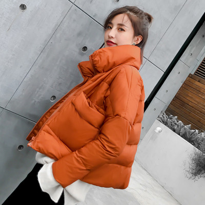 Σύντομο χειμωνιάτικο γυναικέιο μπουφάν σε απλό σχέδιο και σε πέντε χρώματα