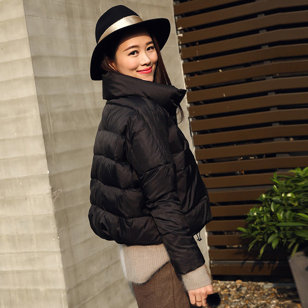 Σύντομο χειμωνιάτικο γυναικέιο μπουφάν σε απλό σχέδιο και σε πέντε χρώματα