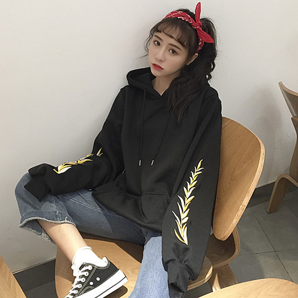 Дамски суичър в широк модел, в черен цвят с принт