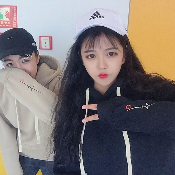 Γυναικεία αθλητικά ρούχα με εφαρμογή πίσω και κουκούλα