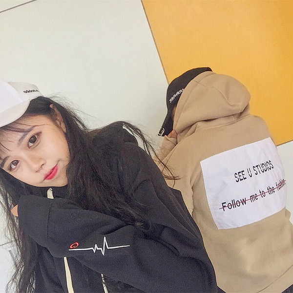 Γυναικεία αθλητικά ρούχα με εφαρμογή πίσω και κουκούλα