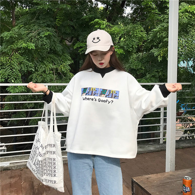 Η καθημερινή μπλούζα της κυρίας με ένα ευρύ σχέδιο με εφαρμογή