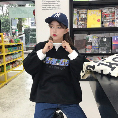 Η καθημερινή μπλούζα της κυρίας με ένα ευρύ σχέδιο με εφαρμογή