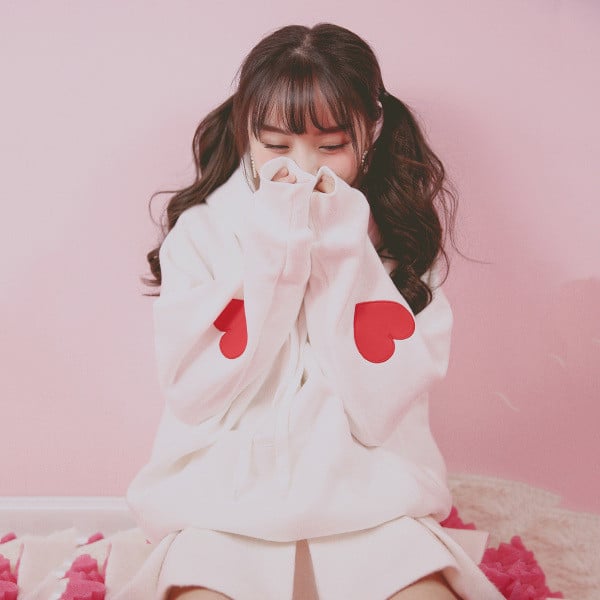 Απαλό μαύρο πουλόβερ σε δύο χρώματα σε ευρύ σχέδιο