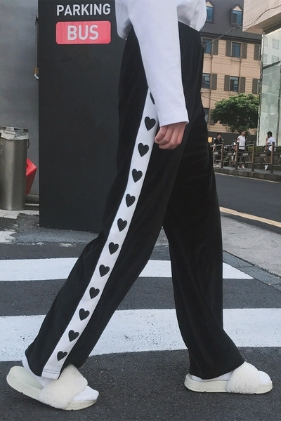 Σύγχρονα σπορ κυρίες παντελόνια σε ευρύ μοτίβο, σε ροζ και μαύρο χρώμα