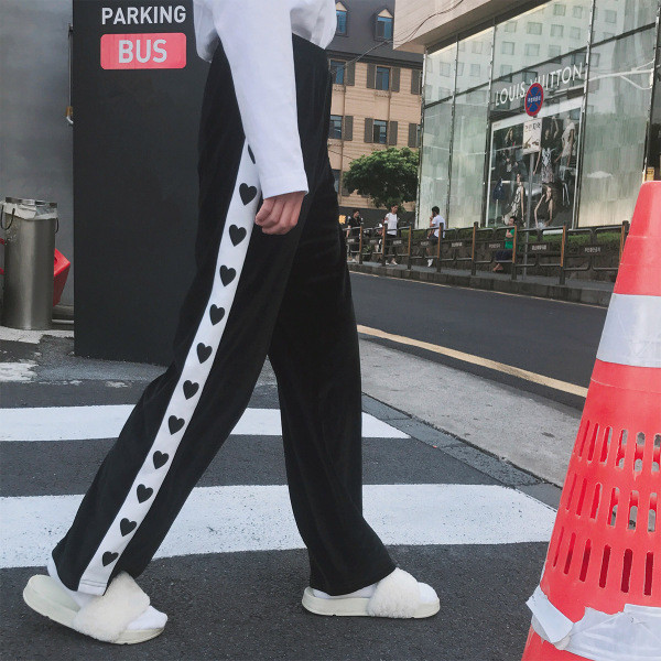 Σύγχρονα σπορ κυρίες παντελόνια σε ευρύ μοτίβο, σε ροζ και μαύρο χρώμα