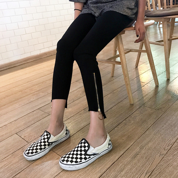 Дамски slim панталон в черен цвят с декоративен цип