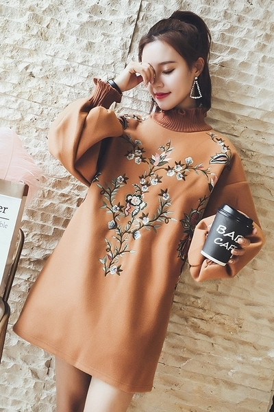 Κομψό φόρεμα κυρίες σε ευρύ μοτίβο με κολάρο και κέντημα για πόλο