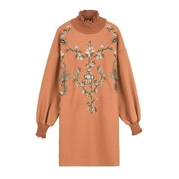 Κομψό φόρεμα κυρίες σε ευρύ μοτίβο με κολάρο και κέντημα για πόλο