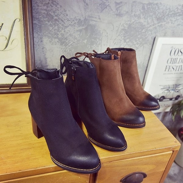 Κομψές γυναικείες μπότες σε δύο χρώματα