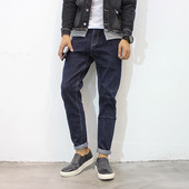 Κομψά ανδρικά τζιν  σε απλό μοτίβο κατάλληλο για την καθημερινή ζωή