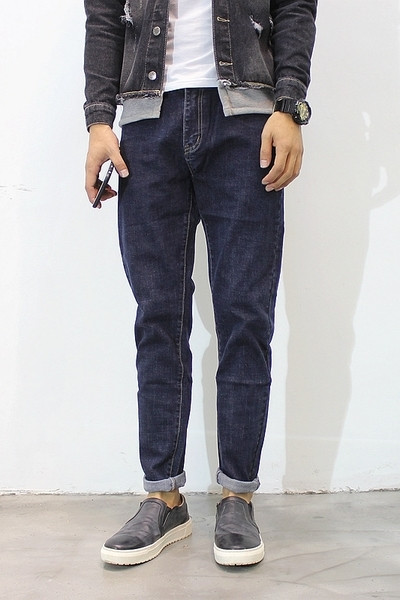 Κομψά ανδρικά τζιν  σε απλό μοτίβο κατάλληλο για την καθημερινή ζωή