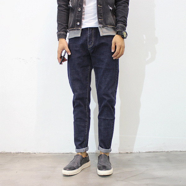 Κομψά ανδρικά τζιν  σε απλό μοτίβο κατάλληλο για την καθημερινή ζωή