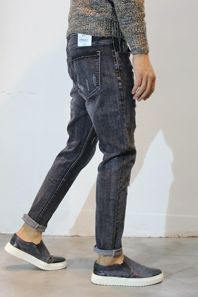 Ανδρικά τζιν ελαφρώς σχισμένα σε σκούρο χρώμα