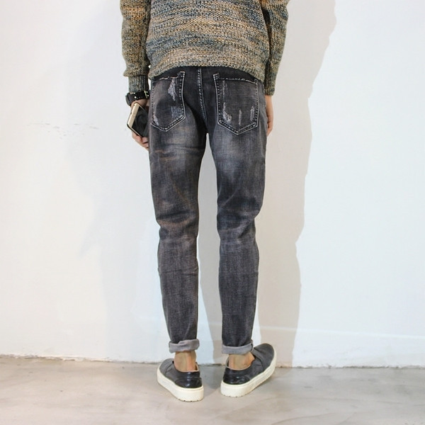 Ανδρικά τζιν ελαφρώς σχισμένα σε σκούρο χρώμα