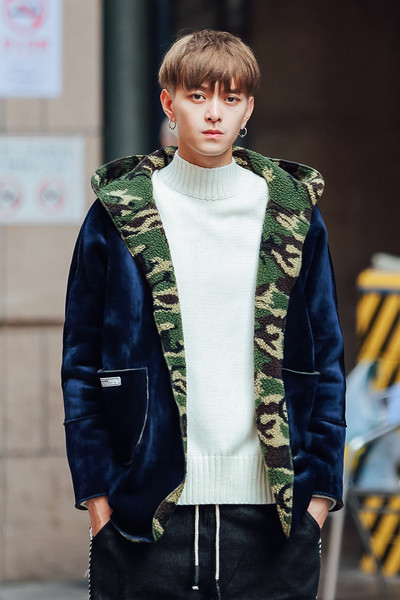 Ανδρικό σακάκι για το χειμώνα με δύο πρόσωπα και κουκούλα