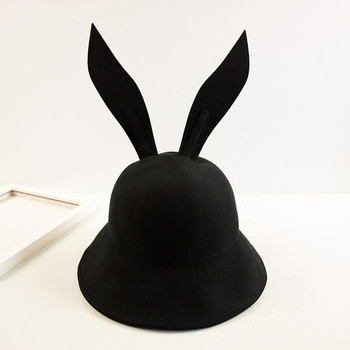 Стилна дамска шапка в черен цвят с ушички