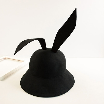 Стилна дамска шапка в черен цвят с ушички