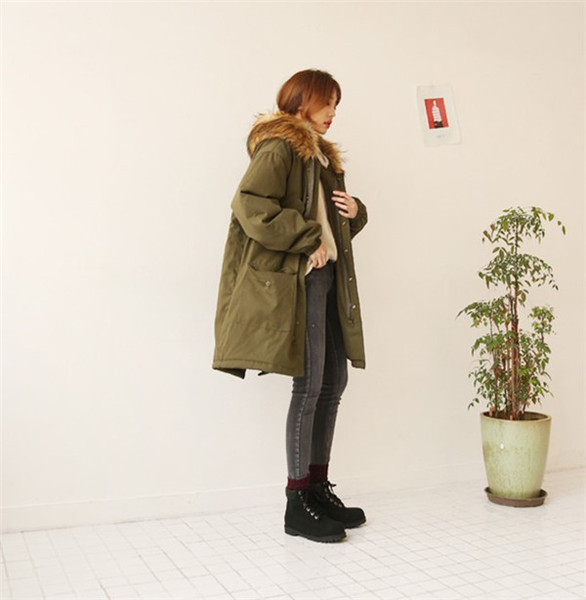 Ένα μακράς διαρκείας χειμωνιάτικο σακάκι για κυρίες με καστανά καπέλα σε δύο χρώματα