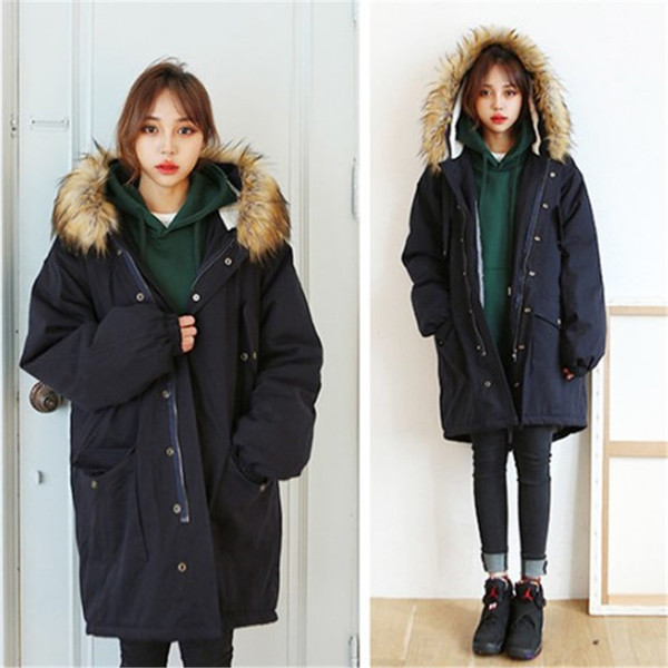 Ένα μακράς διαρκείας χειμωνιάτικο σακάκι για κυρίες με καστανά καπέλα σε δύο χρώματα