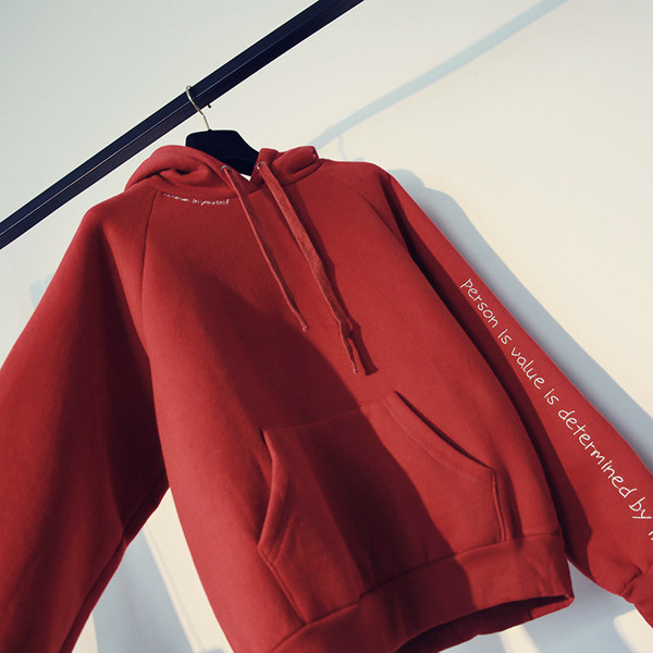 Αθλητική γυναικεία φούτερ χειμώνα-χειμώνα με κουκούλα και επιγραφές σε τέσσερα χρώματα