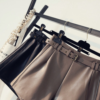 Елегантни къси дамски панталони от еко кожа с коланче в два цвята