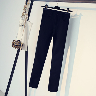 Μοντέρνα γυναικεία τζιν μοντέλα σε δύο διαφορετικά χρώματα