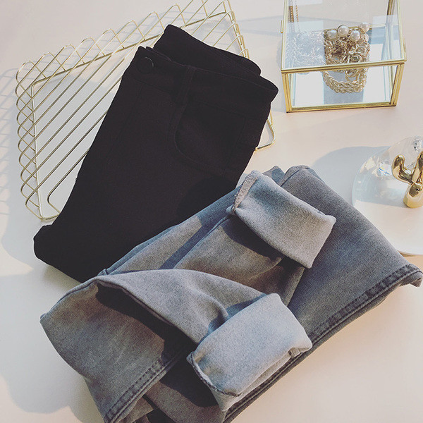 Μοντέρνα γυναικεία τζιν μοντέλα σε δύο διαφορετικά χρώματα