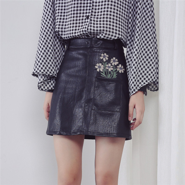 Κομψή φούστα γυναικών σε οικολογικό δέρμα σε μαύρο χρώμα με φυτικά μοτίβα