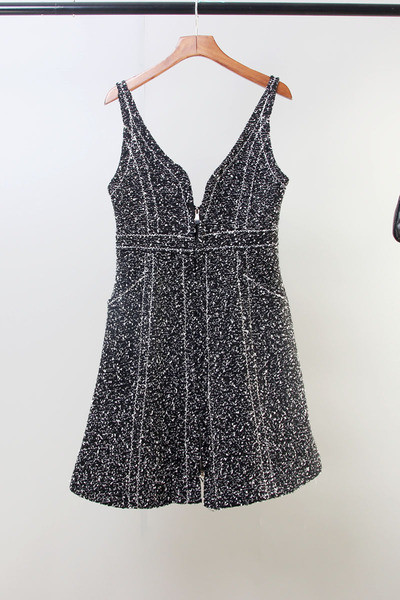 Κομψό κοντό  γυναικείο φόρεμα με βαθύ ντεκολτέ σε σχήμα V