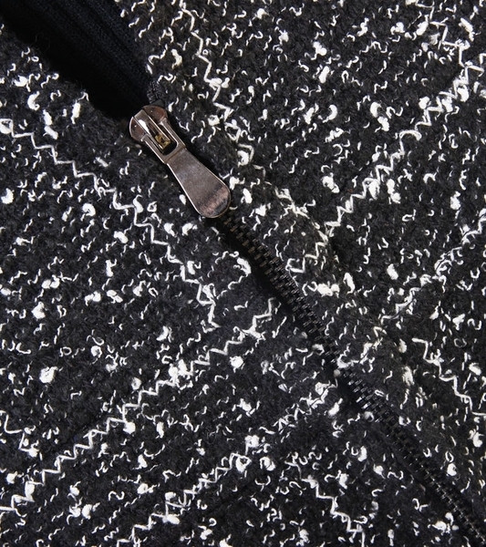 Κομψό κοντό  γυναικείο φόρεμα με βαθύ ντεκολτέ σε σχήμα V