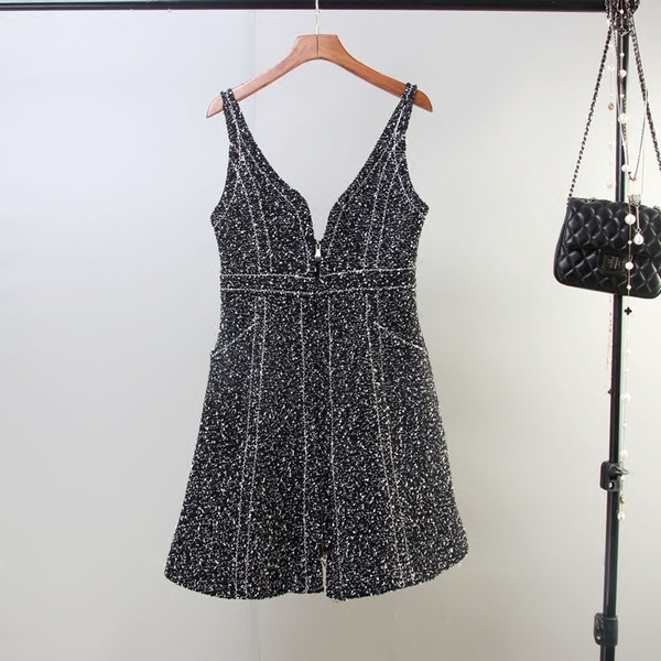 Κομψό κοντό  γυναικείο φόρεμα με βαθύ ντεκολτέ σε σχήμα V