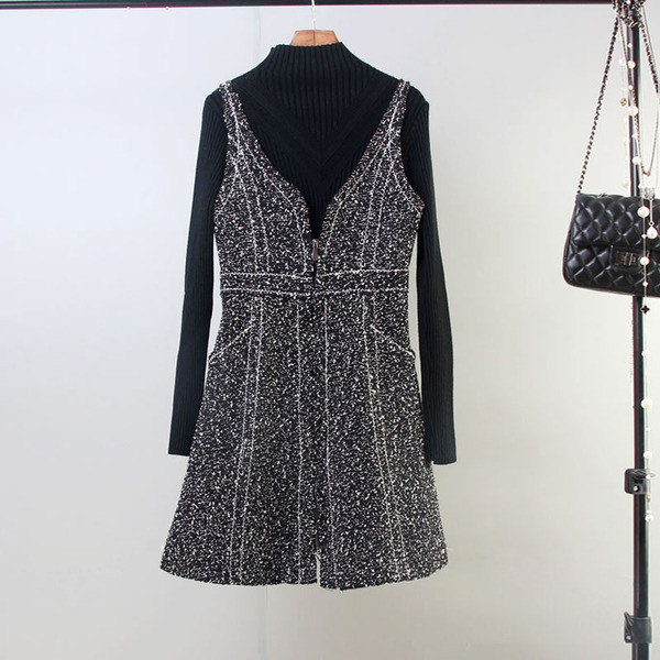 Κομψό κοντό  γυναικείο φόρεμα με βαθύ ντεκολτέ σε σχήμα V