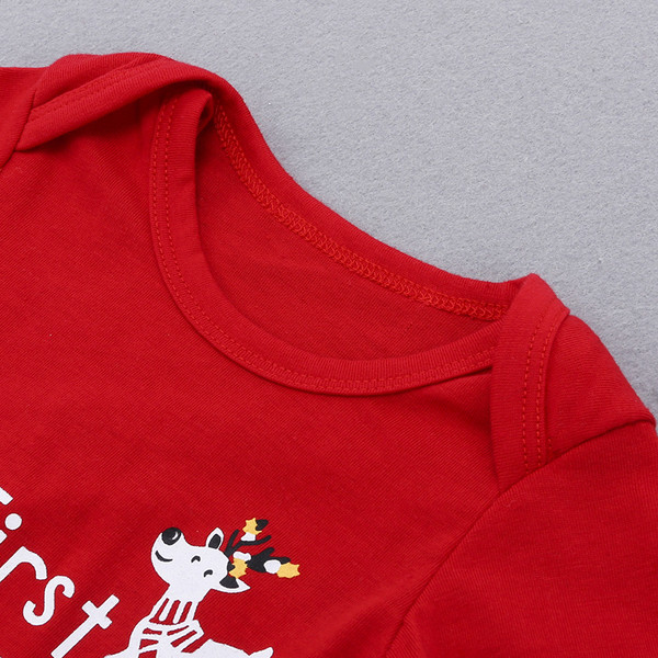 Ένα υπέροχο βρεφικό σετ με την επιγραφή "Τα πρώτα μου Χριστούγεννα"