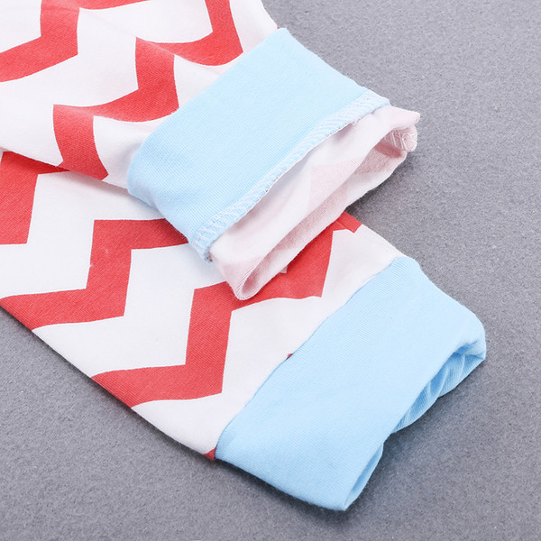 Βρεφικό κοστούμι από τρία μέρη των δημοφιλών ριγέ λωρίδες