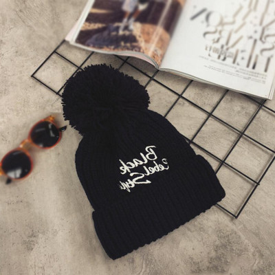 Сладка дамска много топла шапка с надпис, няколко цвята