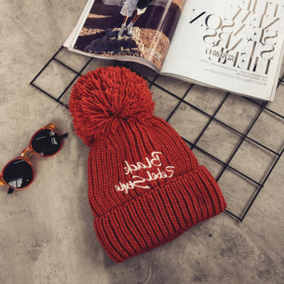 Сладка дамска много топла шапка с надпис, няколко цвята