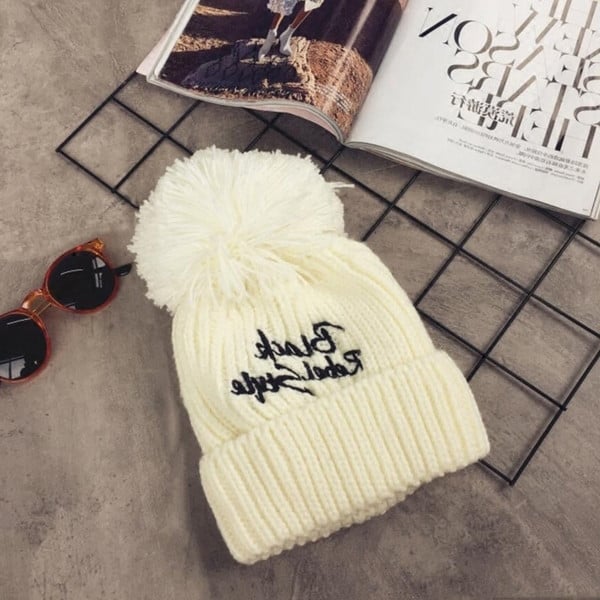 Сладка дамска много топла шапка с надпис, няколко цвята