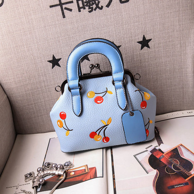 Ενδιαφέρουσα γυναικεία τσάντα σε λευκό, μαύρο, μπλε χρώμα