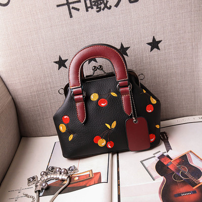 Ενδιαφέρουσα γυναικεία τσάντα σε λευκό, μαύρο, μπλε χρώμα