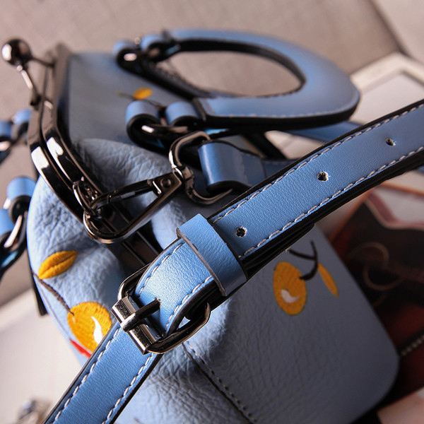 Ενδιαφέρουσα γυναικεία τσάντα σε  λευκό, μαύρο, μπλε χρώμα