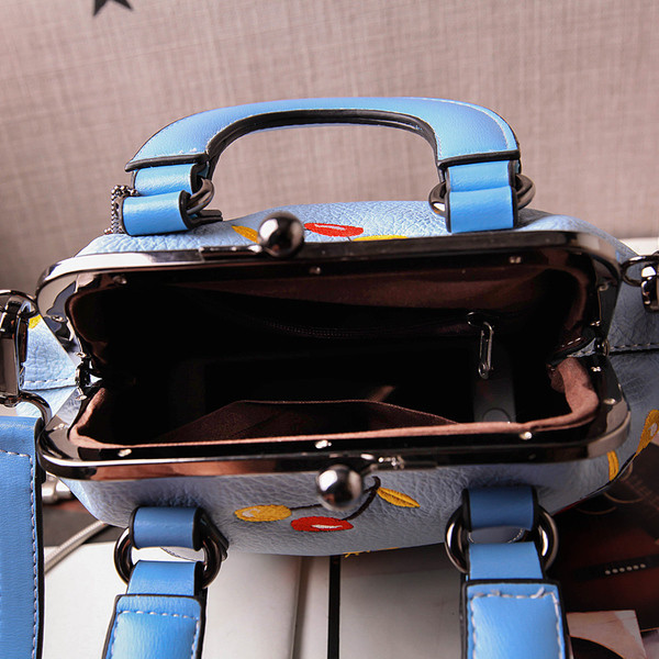 Ενδιαφέρουσα γυναικεία τσάντα σε  λευκό, μαύρο, μπλε χρώμα