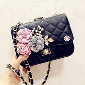 Μαύρη και λευκή γυναικεία τσάντα "Roses" με ενδιαφέροντα φυτικά μοτίβα