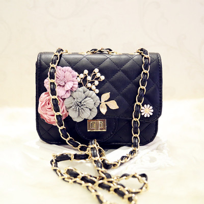 Μαύρη και λευκή γυναικεία τσάντα "Roses" με ενδιαφέροντα φυτικά μοτίβα