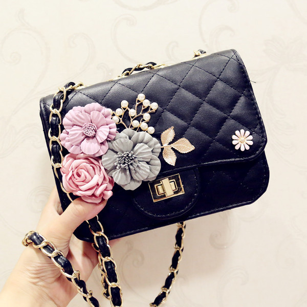 Μαύρη και λευκή γυναικεία τσάντα "Roses" με ενδιαφέροντα φυτικά μοτίβα