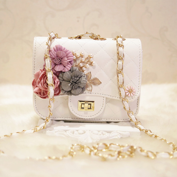 Μαύρη και λευκή γυναικεία τσάντα "Roses" με ενδιαφέροντα φυτικά μοτίβα