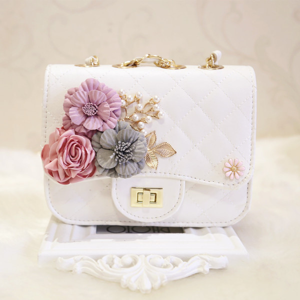 Μαύρη και λευκή γυναικεία τσάντα "Roses" με ενδιαφέροντα φυτικά μοτίβα