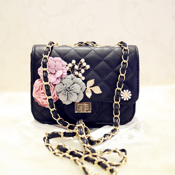 Μαύρη και λευκή γυναικεία τσάντα "Roses" με ενδιαφέροντα φυτικά μοτίβα